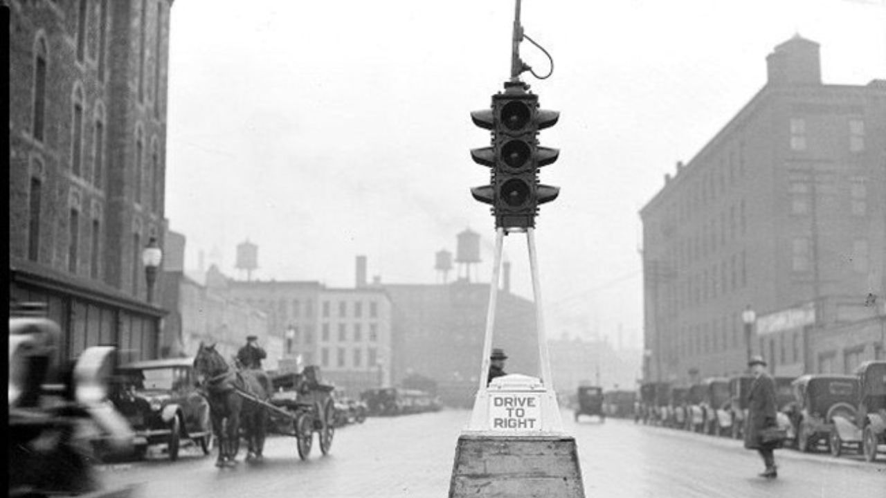 To control the chaotic traffic, American Traffic Signal Company erected a tower-like traffic signal. creamytowel.com